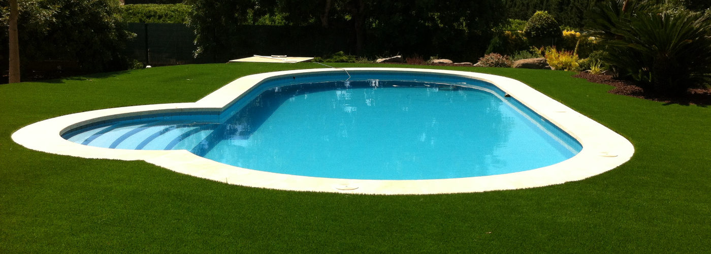 Piscina césped jardineria